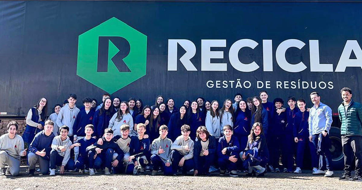 41 Alunos e represenantes da em frente ao letreira da recicla na unidade de parai rs